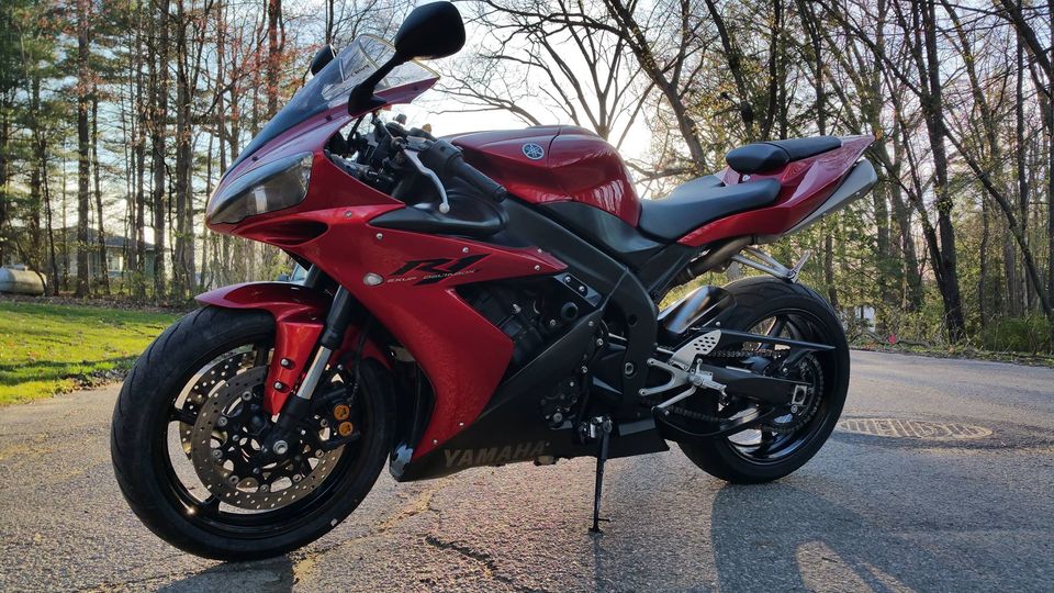 2004 YZF R1completely stock..